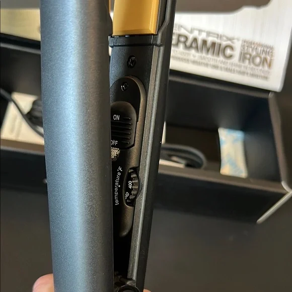 Professional Ceramic Styling Iron - Black and Gold - Picture 2 of 2